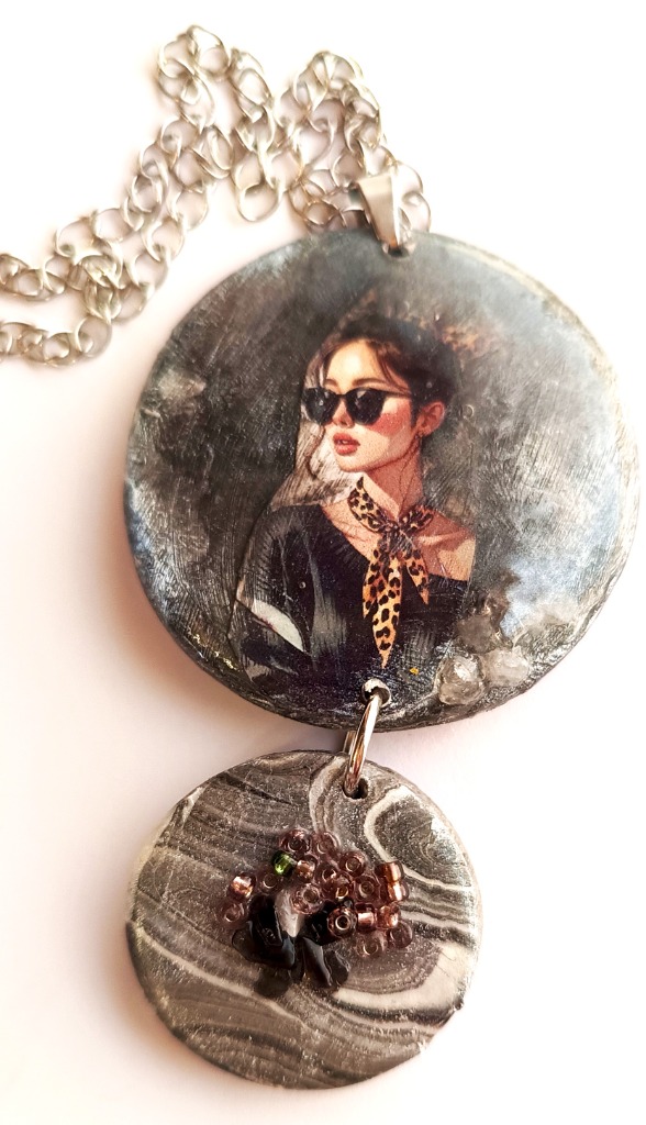 Χειροποίητο μενταγιόν "Élise". Fashion Art Pendant με decoupage & resin