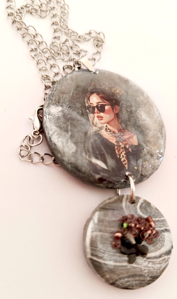 Χειροποίητο μενταγιόν "Élise". Fashion Art Pendant με decoupage & resin