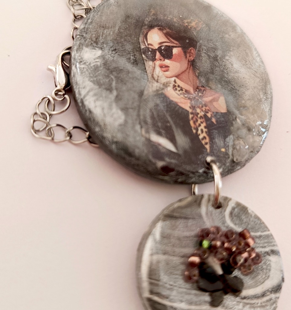 Χειροποίητο μενταγιόν "Élise". Fashion Art Pendant με decoupage & resin