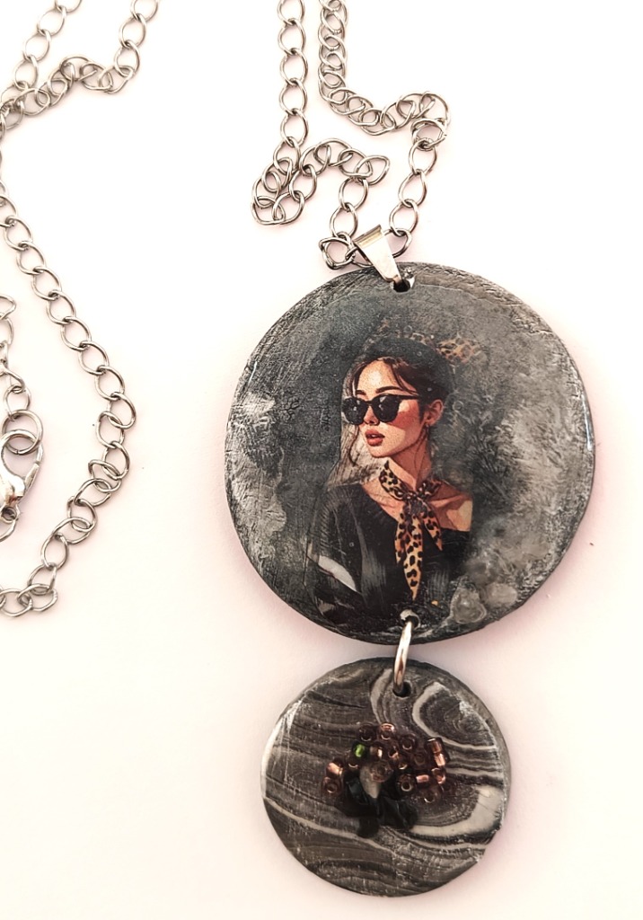 Χειροποίητο μενταγιόν "Élise". Fashion Art Pendant με decoupage & resin