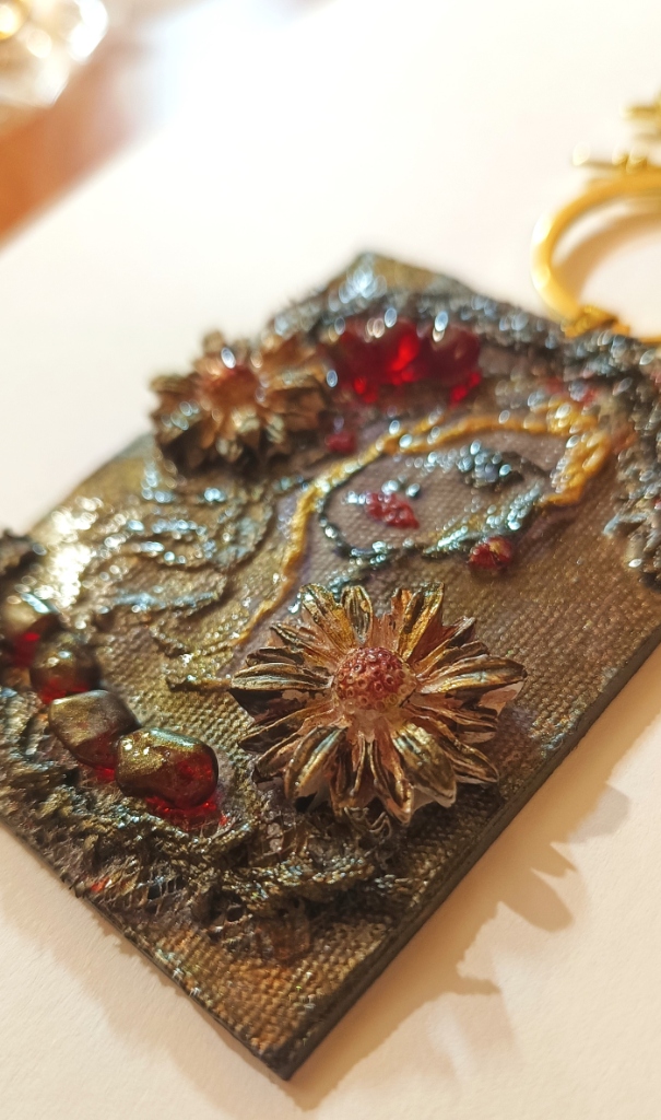 Χειροποίητο Bag Charm "Golden Thread Muse" (One of a Kind) - 3