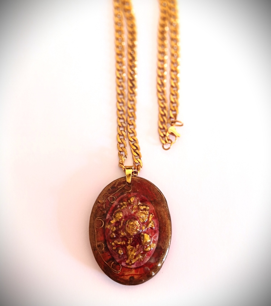 Χειροποίητο Μενταγιόν "Crimson Relic" (One of a Kind)